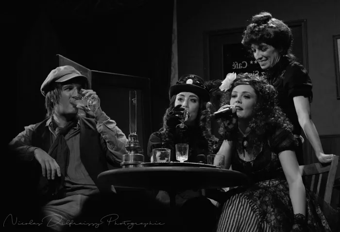 Johnny, Rita, Momone et Ginou vantant les mérites de Titine