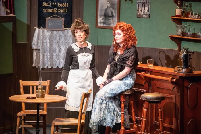 Simone et Ginou, au comptoir du café